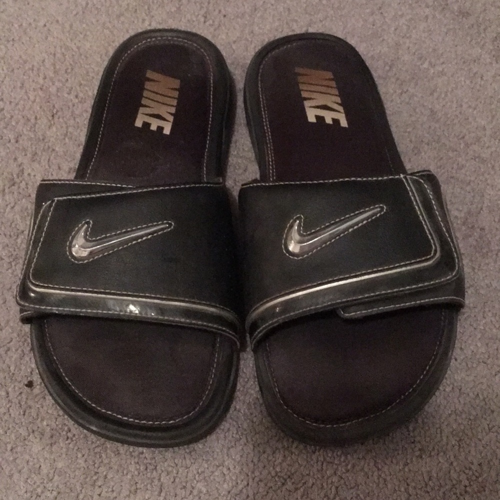 size 9 black Nike flip flop. Almost never worn!